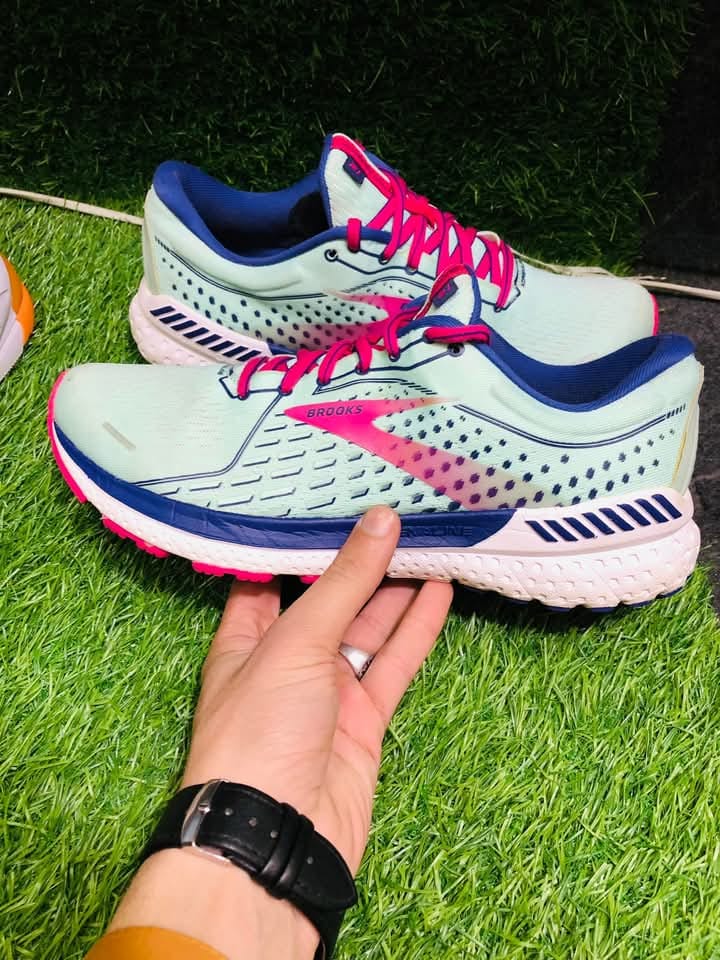 32 NUMBER SHOES/ JOGGERS/ MENS