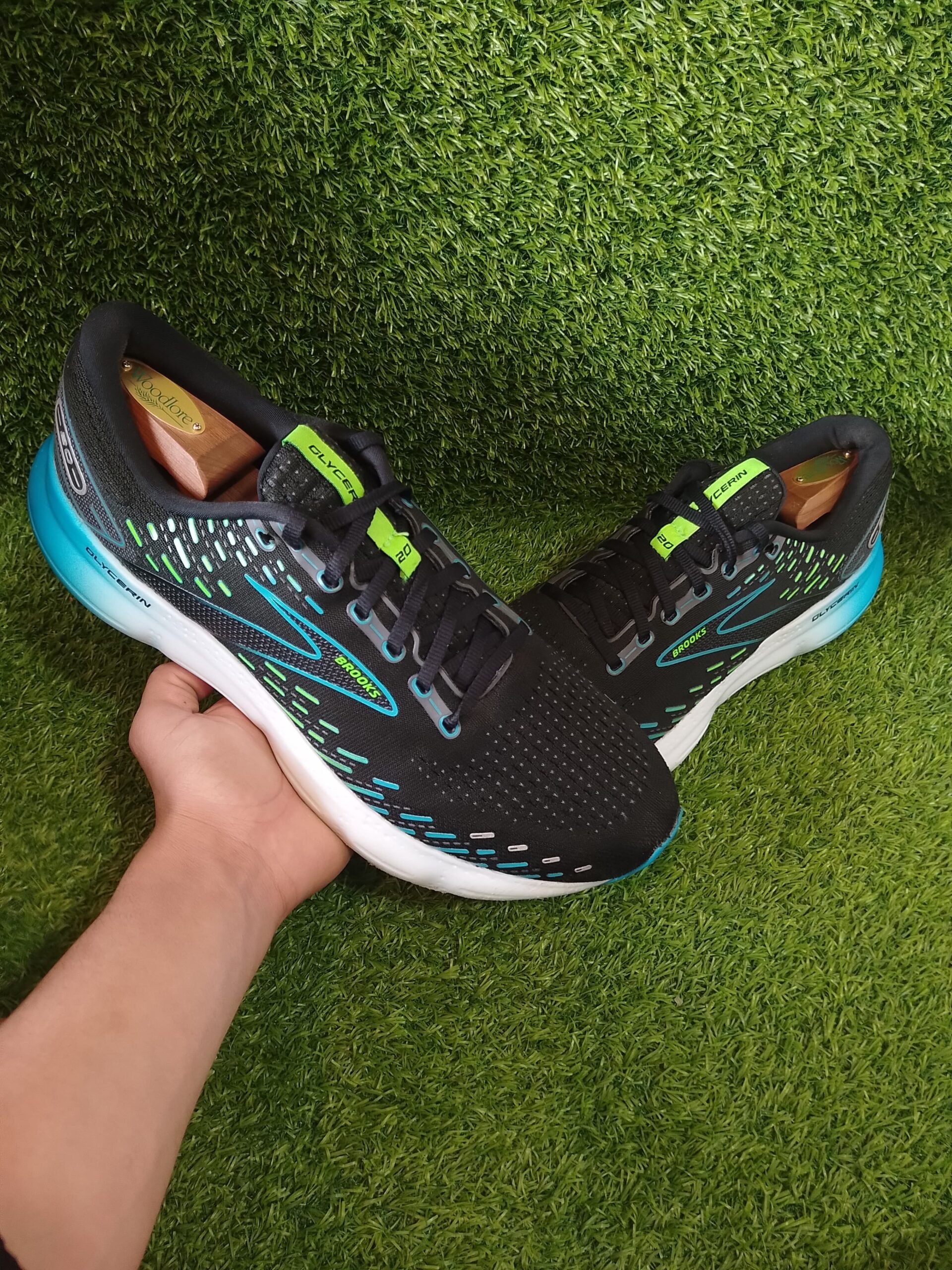 32 NUMBER SHOES/ JOGGERS/ MENS