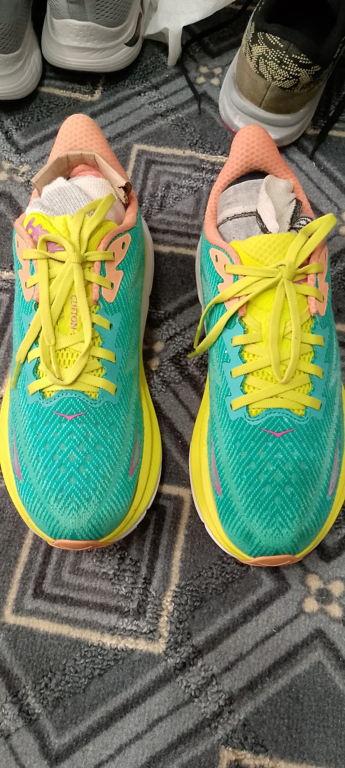 32 NUMBER SHOES/ JOGGERS/ MENS