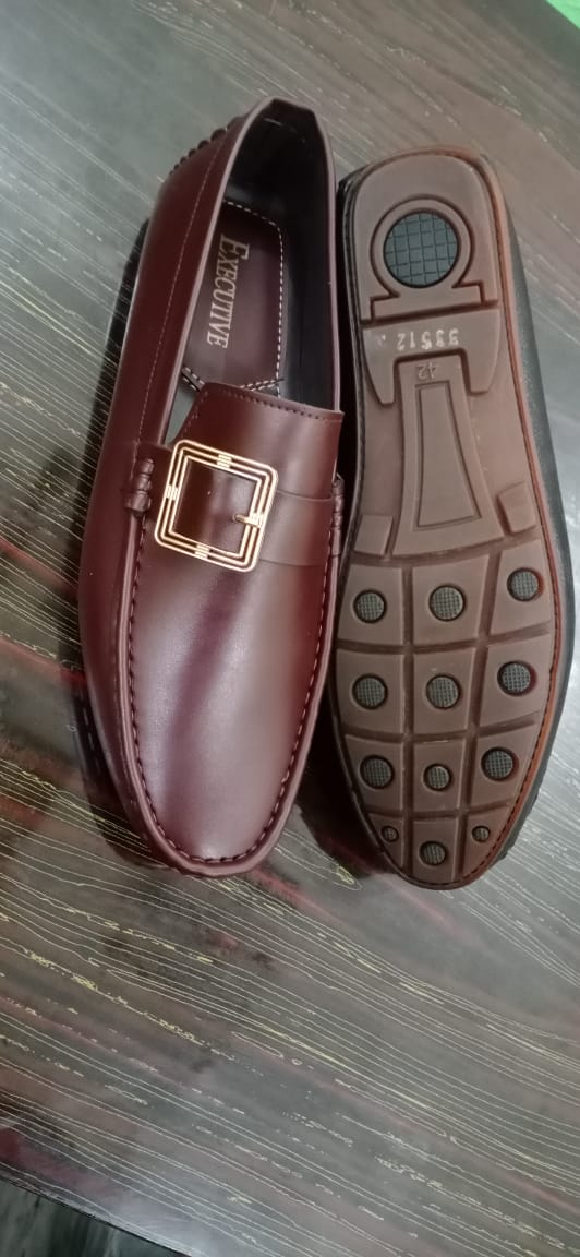 FAMOUS FOOTWEAR Premium Cherry Moccasin shoes