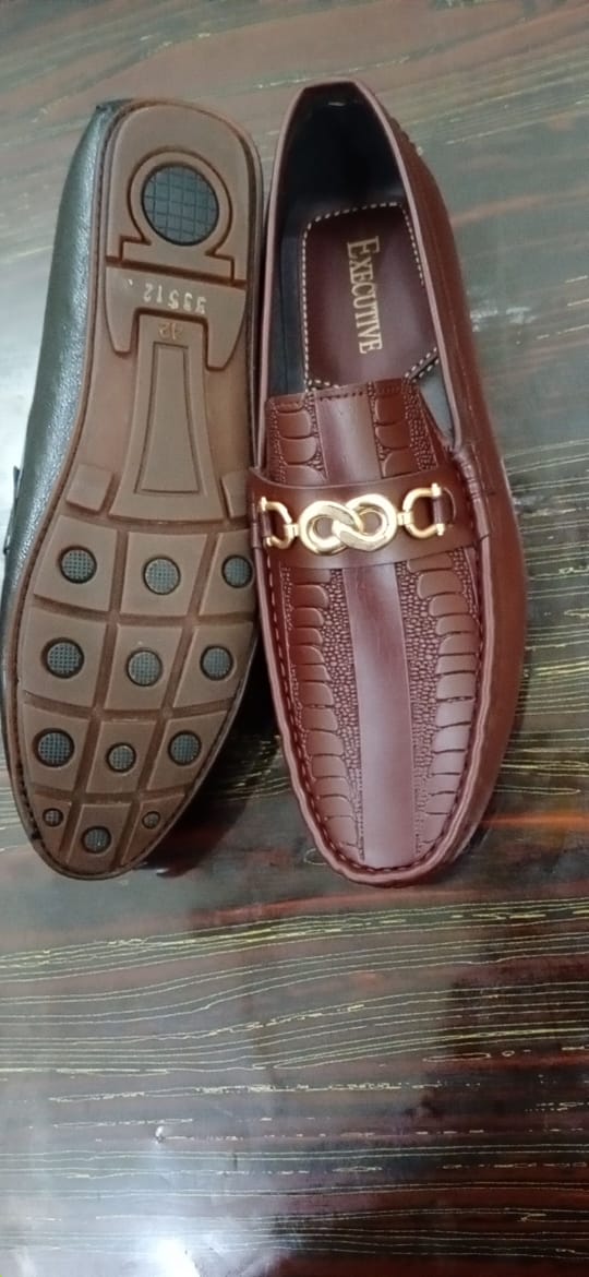 FAMOUS FOOTWEAR Premium Cherry Moccasin shoes