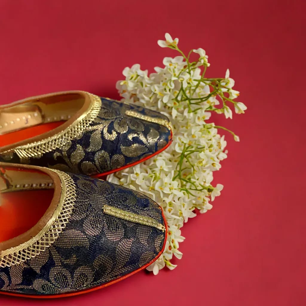 womens Khussa and cloth available