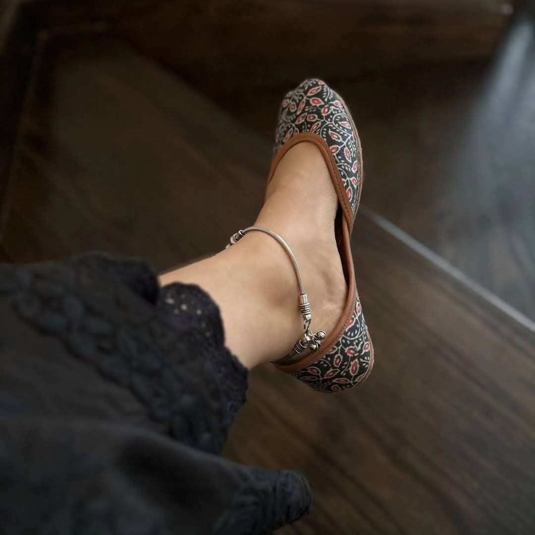 Womens khussa slippers New Summer Arrival Handmade orignal pure eathers