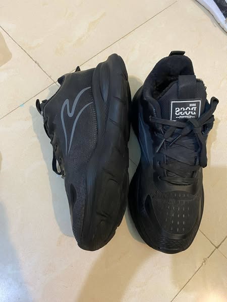 Step up your style game with these bold black sneakers! Men’s