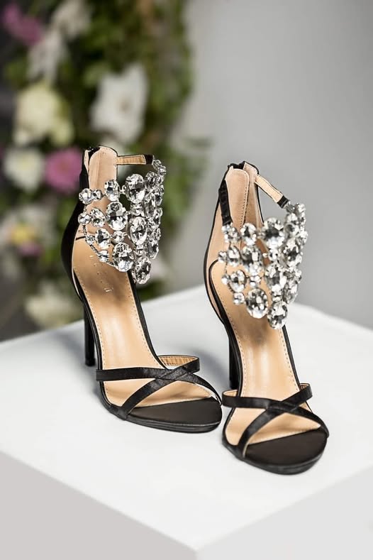 Add bling to your formal evenings with these stunning heels, a head turner for sure! Women’s