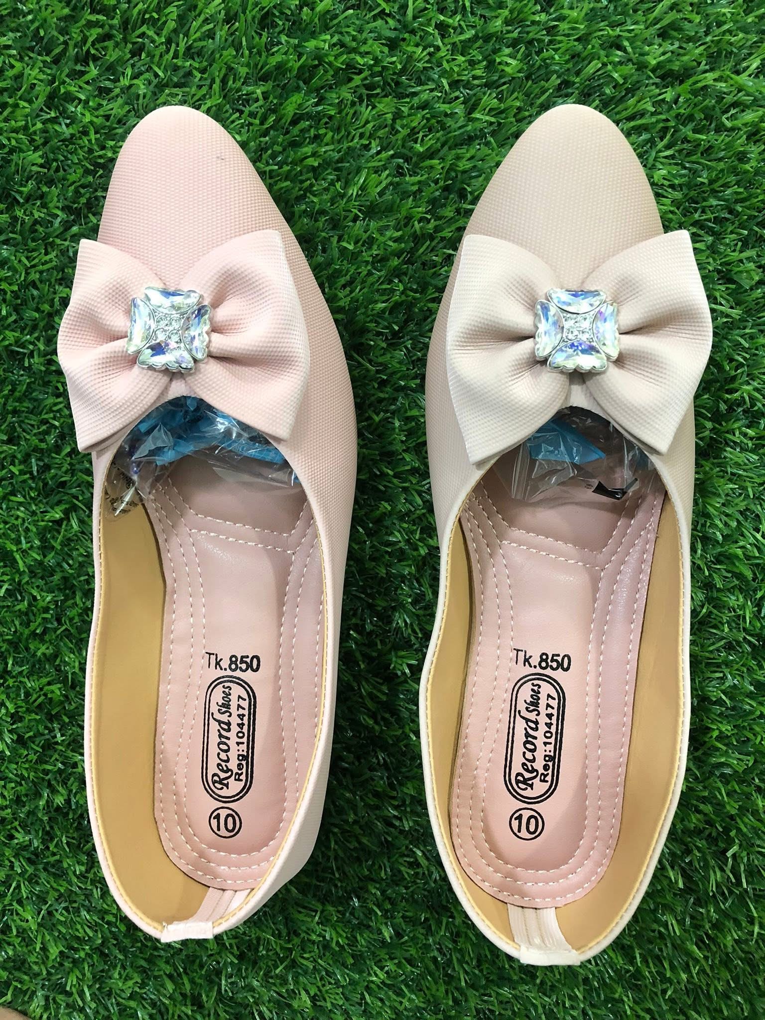 women’s pointed-toe flat shoes