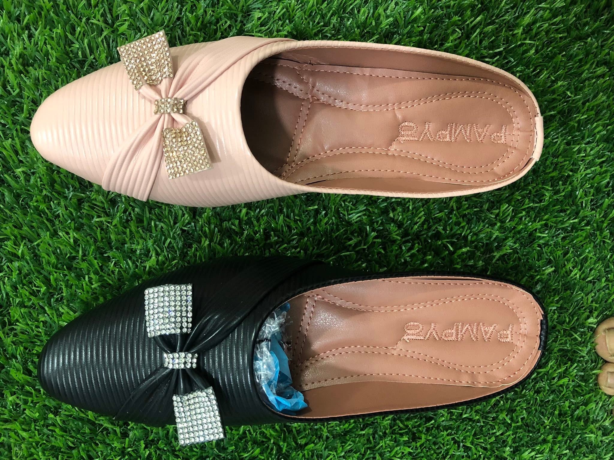 women’s pointed-toe flat shoes