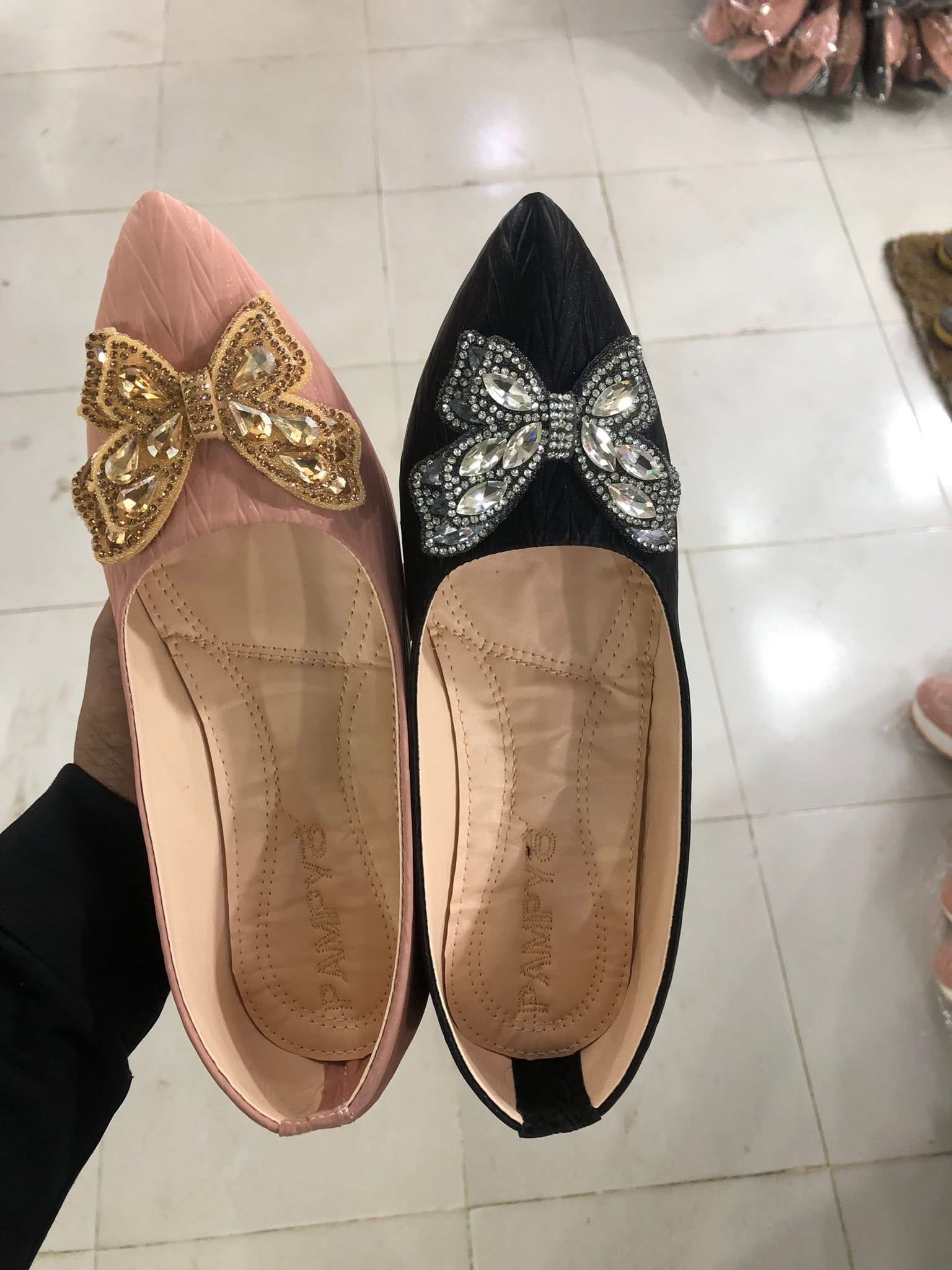 women’s pointed-toe flat shoes