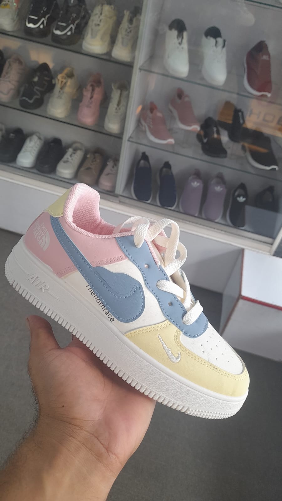 women sneaker shoes